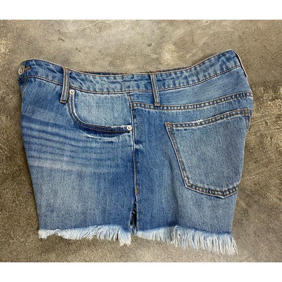 Band Of Gypsies Rose Distressed Frayed Button Fly Denim Shorts Size 28 - Picture 5 of 8